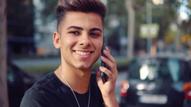 Hombre en la calle hablando en un teléfono celular — Vídeos de Stock