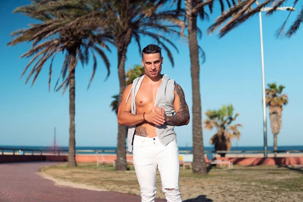 Tatuado culturista sexy entrenador masculino en la playa . —  Fotos de Stock