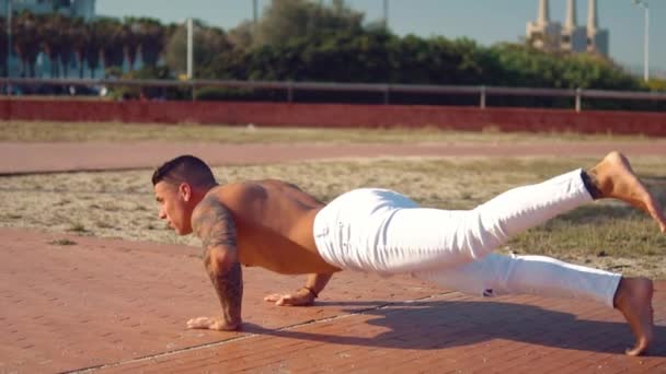 Tetovált testépítő szexi férfi Edző a strandon. — Stock videók