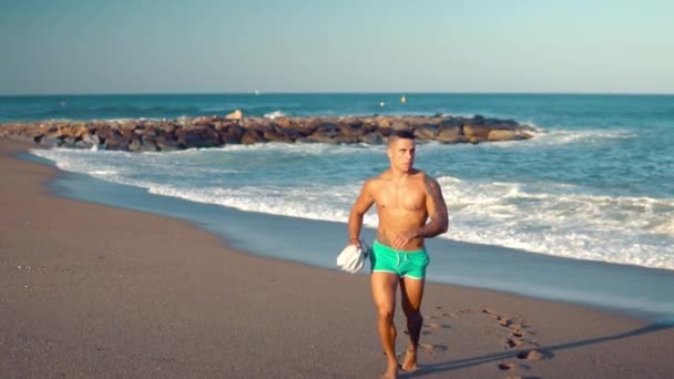 Τατουάζ bodybuilder σέξι αρσενικό προπονητής στην παραλία. — Αρχείο Βίντεο
