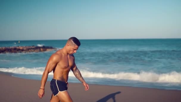 Tetovaný kulturista sexy mužský trenér na pláži. — Stock video