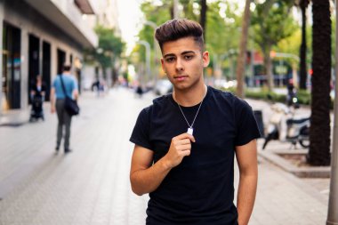 modern şehrin sokakta moda yakışıklı adam