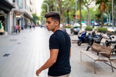 modern şehrin sokakta moda yakışıklı adam