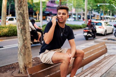 sokakta bir cep telefonu yla konuşan adam