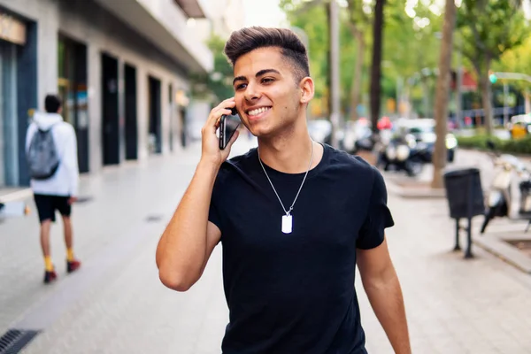 Hombre en la calle hablando en un teléfono celular — Foto de Stock