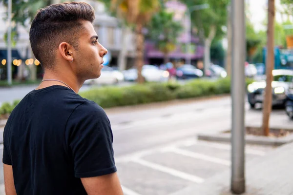 Hombre guapo de moda en la calle de la ciudad moderna —  Fotos de Stock