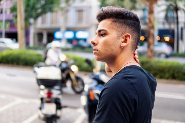 Hombre guapo de moda en la calle de la ciudad moderna — Foto de Stock