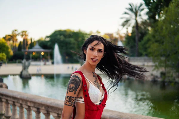 Ladyboy tatuato transgender modella sta ballando nel parco verde — Foto Stock