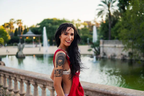 Ladyboy tatuado transexual modelo está bailando en el parque verde —  Fotos de Stock