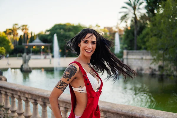 Θηλυπρεπής τατουάζ τρανσέξουαλ μοντέλο χορεύει στο καταπράσινο πάρκο — Φωτογραφία Αρχείου