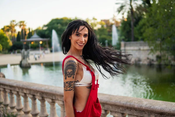 Ladyboy tatuado transgênero modelo está dançando no parque verde — Fotografia de Stock