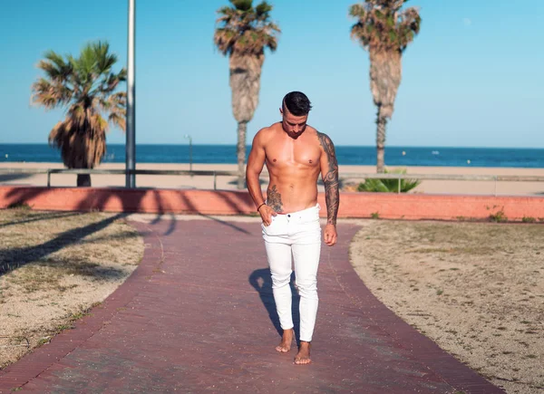 Tatuat culturist sexy antrenor de sex masculin la plajă . — Fotografie, imagine de stoc