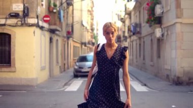 Modern şehirde güzel seksi transseksüel model
