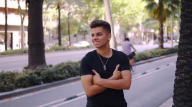 modern şehrin sokakta moda yakışıklı adam