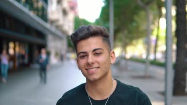 modern şehrin sokakta moda yakışıklı adam