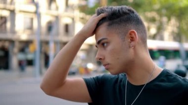 modern şehrin sokakta moda yakışıklı adam