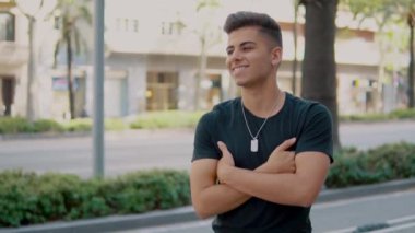 modern şehrin sokakta moda yakışıklı adam