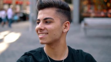 modern şehrin sokakta moda yakışıklı adam