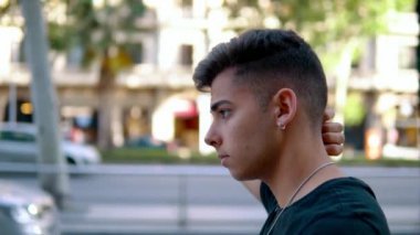 modern şehrin sokakta moda yakışıklı adam