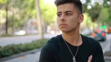 modern şehrin sokakta moda yakışıklı adam