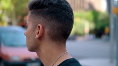 modern şehrin sokakta moda yakışıklı adam