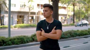 modern şehrin sokakta moda yakışıklı adam