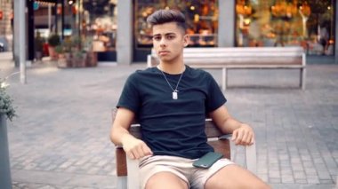 modern şehrin sokakta moda yakışıklı adam