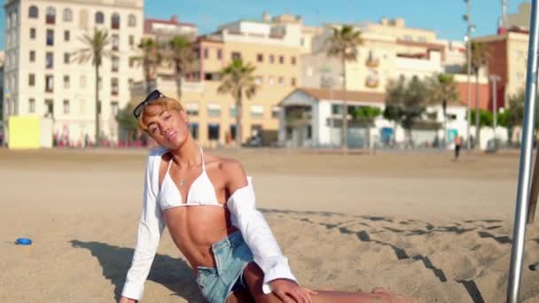 Hermosa sexy transexual modelo caminando en la playa — Vídeo de stock