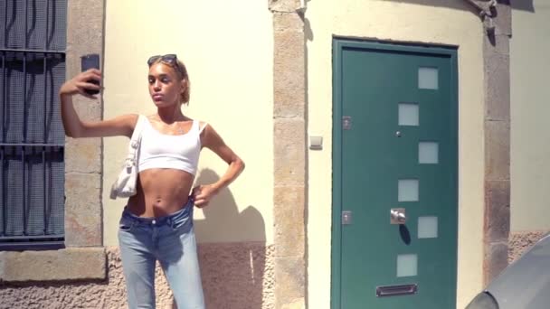 Bella donna transessuale sexy nella città moderna — Video Stock