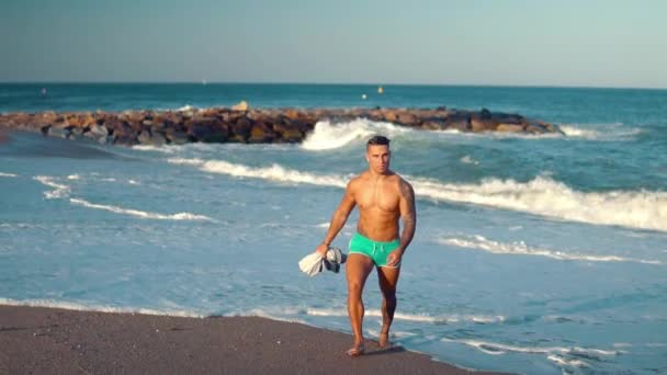 Татуйований культурист сексуальний тренер чоловіків на пляжі . — стокове відео