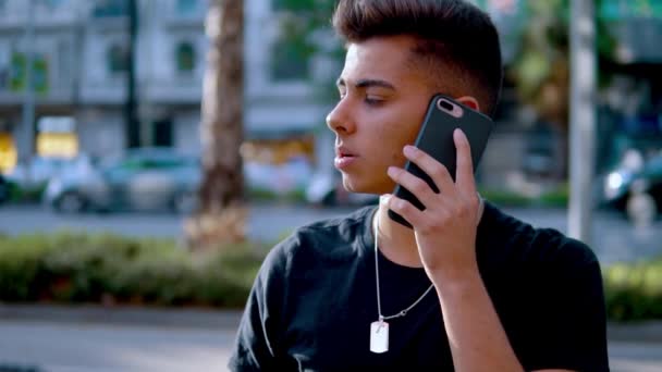 Man på gatan pratar på en mobiltelefon — Stockvideo