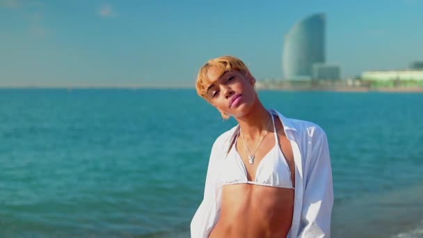 Schöne sexy transsexuelle Modell zu Fuß am Strand — Stockvideo