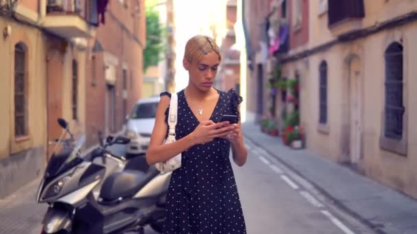Mooie sexy transseksueel model in de moderne stad — Stockvideo