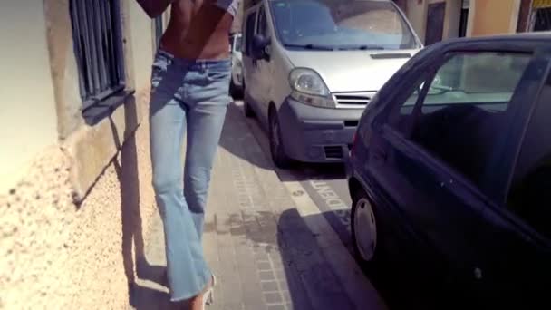 Hermosa sexy transexual modelo en la ciudad moderna — Vídeos de Stock