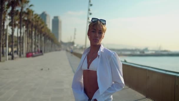 Mooie sexy transseksueel model wandelen op het strand — Stockvideo