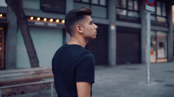 Hombre guapo de moda en la calle de la ciudad moderna — Vídeos de Stock