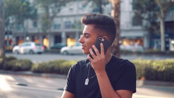 Hombre en la calle hablando en un teléfono celular — Vídeos de Stock