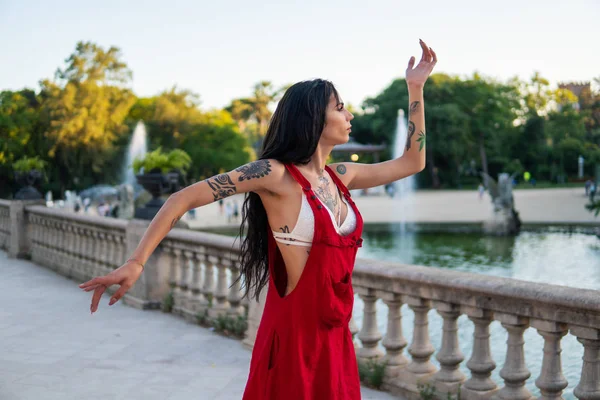 Ladyboy tetovált transznemű modell táncol a zöld parkban — Stock Fotó