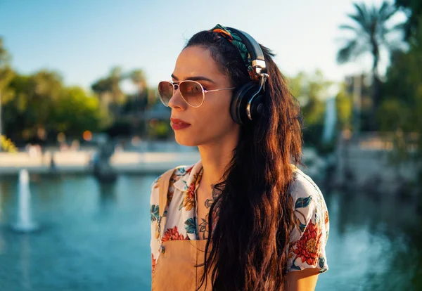 Modelo transgénero con gafas de sol en el parque verde — Foto de Stock