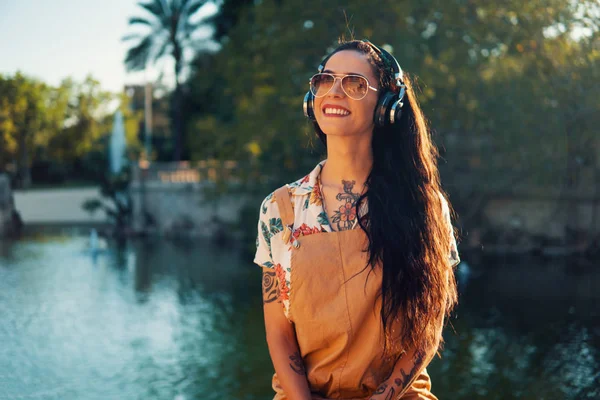 Model transseksualistów ubrany w okulary przeciwsłoneczne w zielonym parku — Zdjęcie stockowe