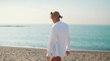 Plajda yürüyen güzel seksi transseksüel model