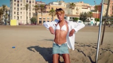 Plajda yürüyen güzel seksi transseksüel model