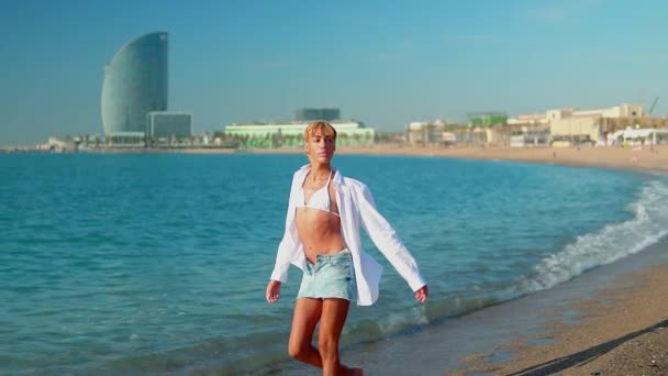 Сексуальная модель-транссексуал прогуливается по пляжу — стоковое видео
