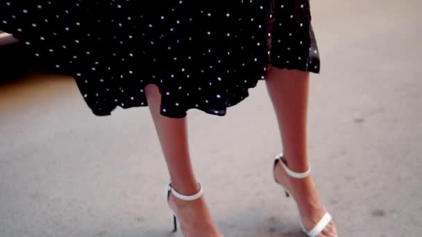 Belle transexuelle femme jambes porter tandis que talons — Video