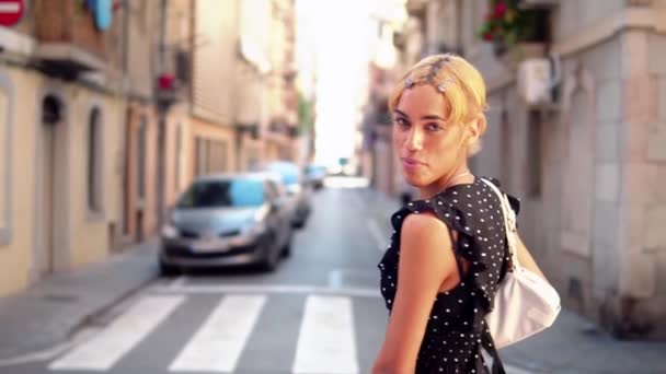Schöne sexy transsexuelle Modell in der modernen Stadt — Stockvideo