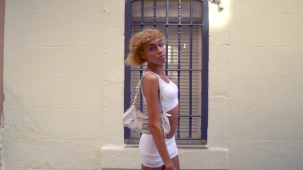 Modern şehirde güzel seksi transseksüel model — Stok video