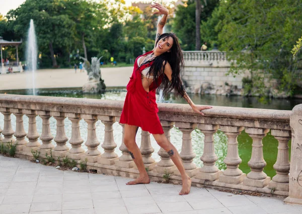 Ladyboy tatuerade transpersoner modell dansar i den gröna parken — Stockfoto