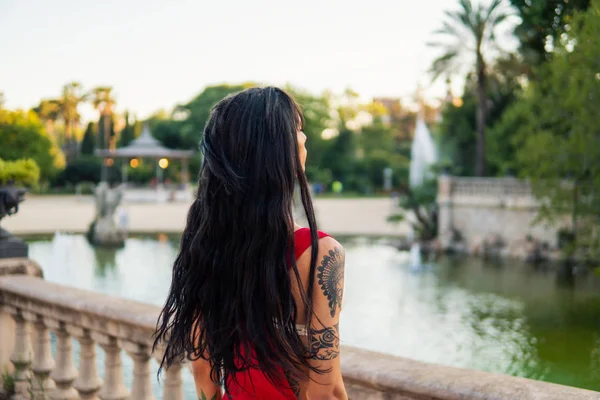 Ladyboy tatuado transexual modelo en el verde parque — Foto de Stock