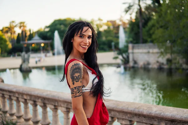 Ladyboy tatuado transgênero modelo está dançando no parque verde — Fotografia de Stock