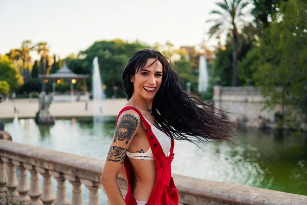 Ladyboy tatuado transgênero modelo está dançando no parque verde — Fotografia de Stock